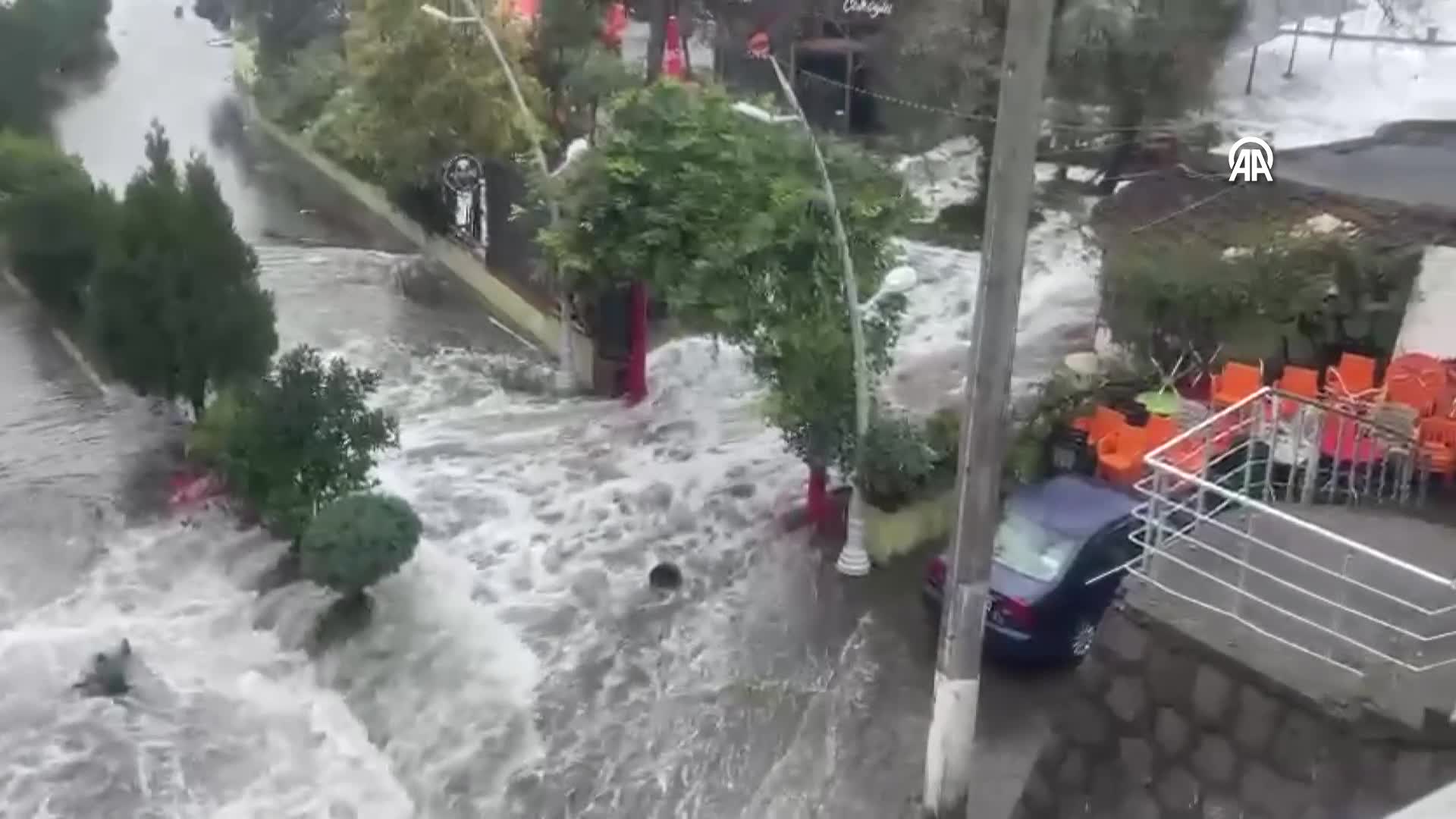GÜNCELLEME – Giresun’da fırtına sonucu yükselen dalgalar zarara yol açtı