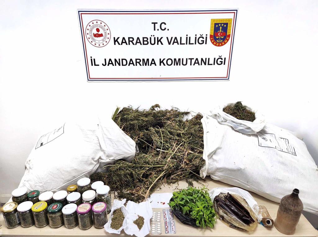 GÜNCELLEME – Karabük’te uyuşturucu operasyonunda yakalanan 3 zanlıdan biri tutuklandı