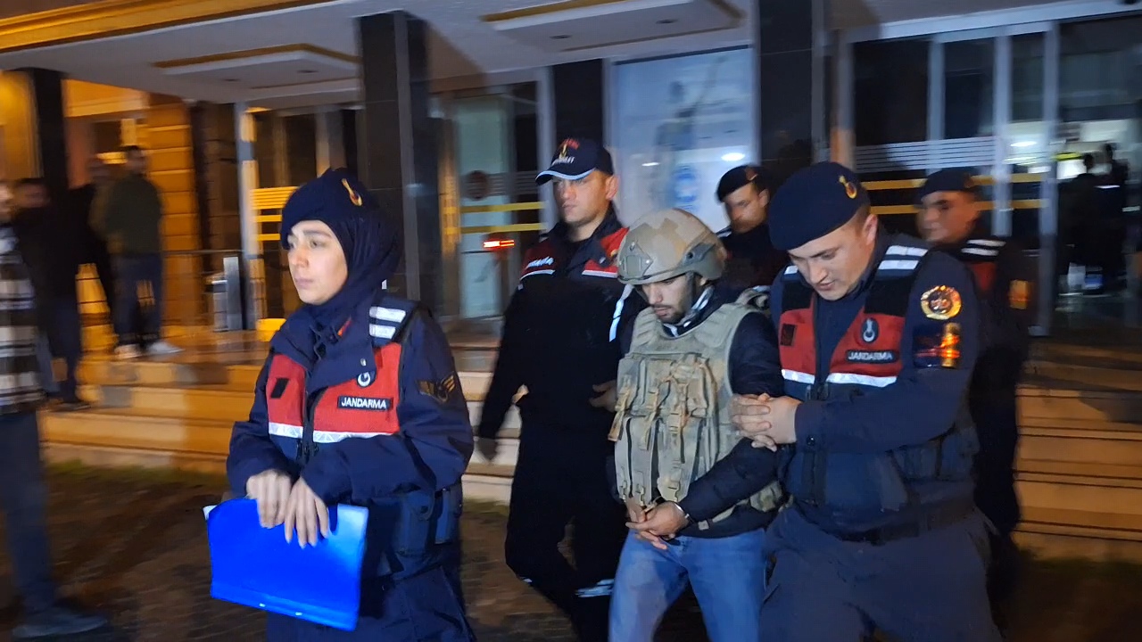 GÜNCELLEME – Samsun’da 1 kişinin öldüğü, 3 kişinin yaralandığı silahlı kavgayla ilgili 4 zanlı tutuklandı