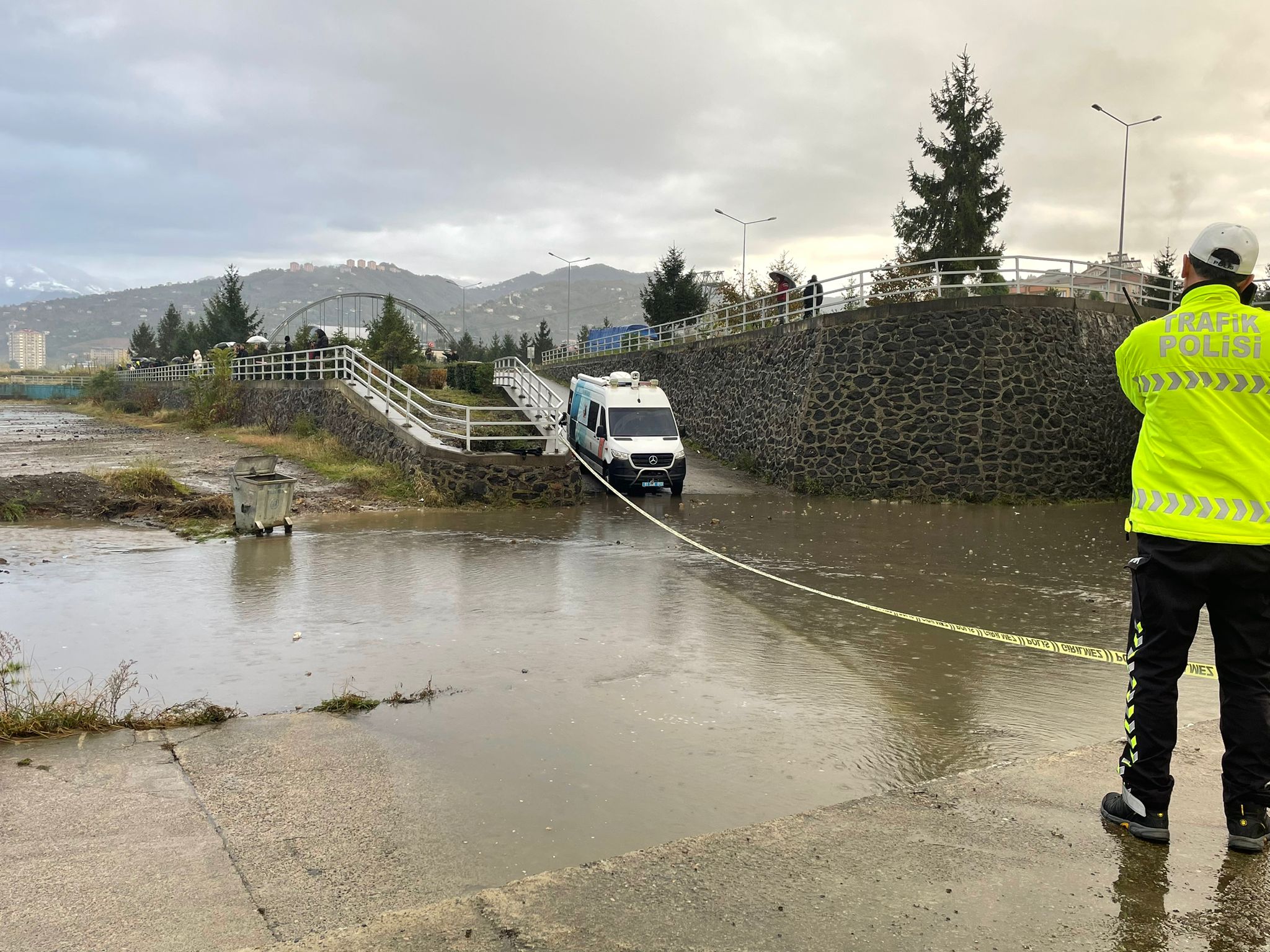 GÜNCELLEME – Trabzon’da fırtına sonucu yükselen dalgalara kapılan 2 kişi kayboldu