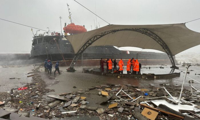 GÜNCELLEME – Zonguldak’ta fırtına nedeniyle ikiye bölünen geminin personeli tahliye edildi
