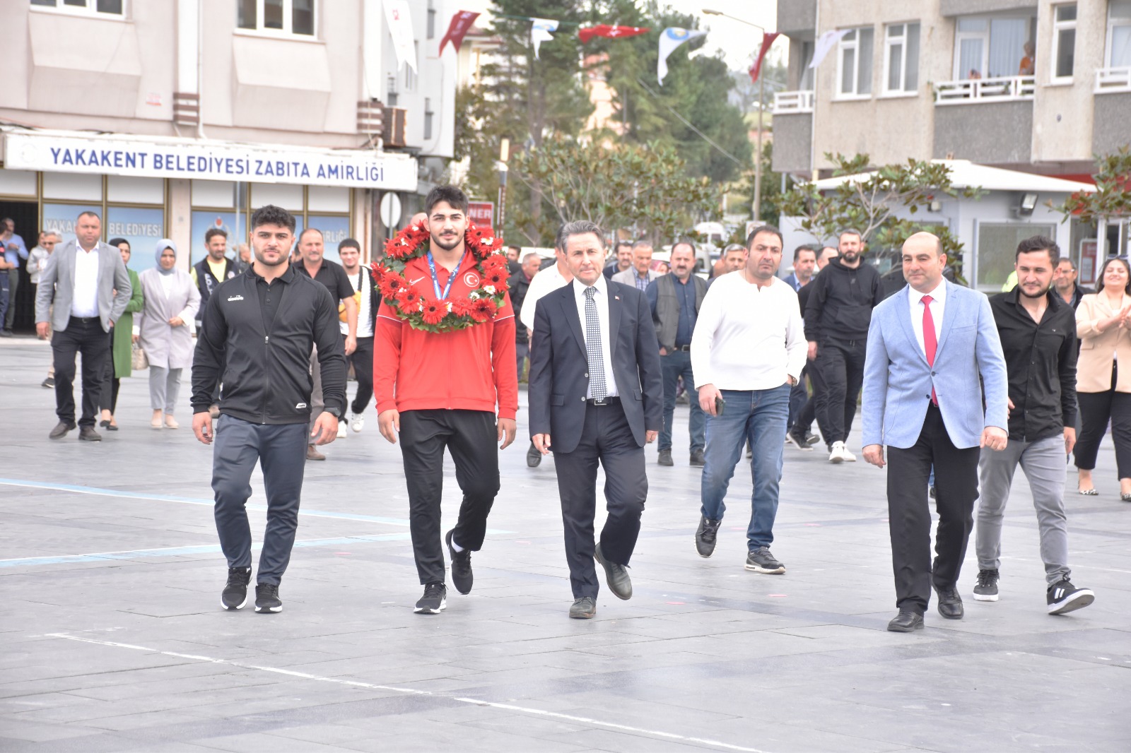 Güreşte Dünya 2. olan Mustafa Olgun Yakakent’te törenle karşılandı