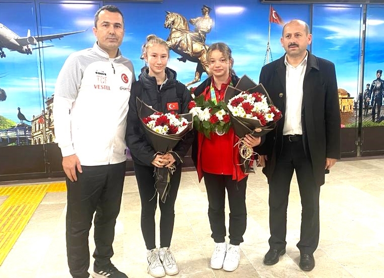 İngiltere’de gümüş madalya kazanan milli cimnastikçiler, Samsun’da çiçeklerle karşılandı