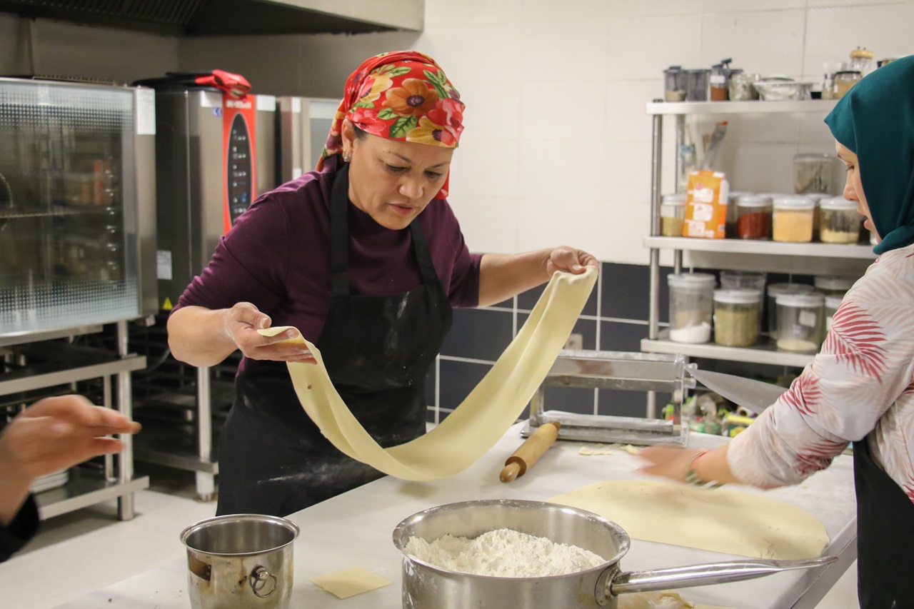 Karabük’te Afgan mültecilere Kanada’da iş imkanı sağlayacak aşçılık kursu tamamlandı
