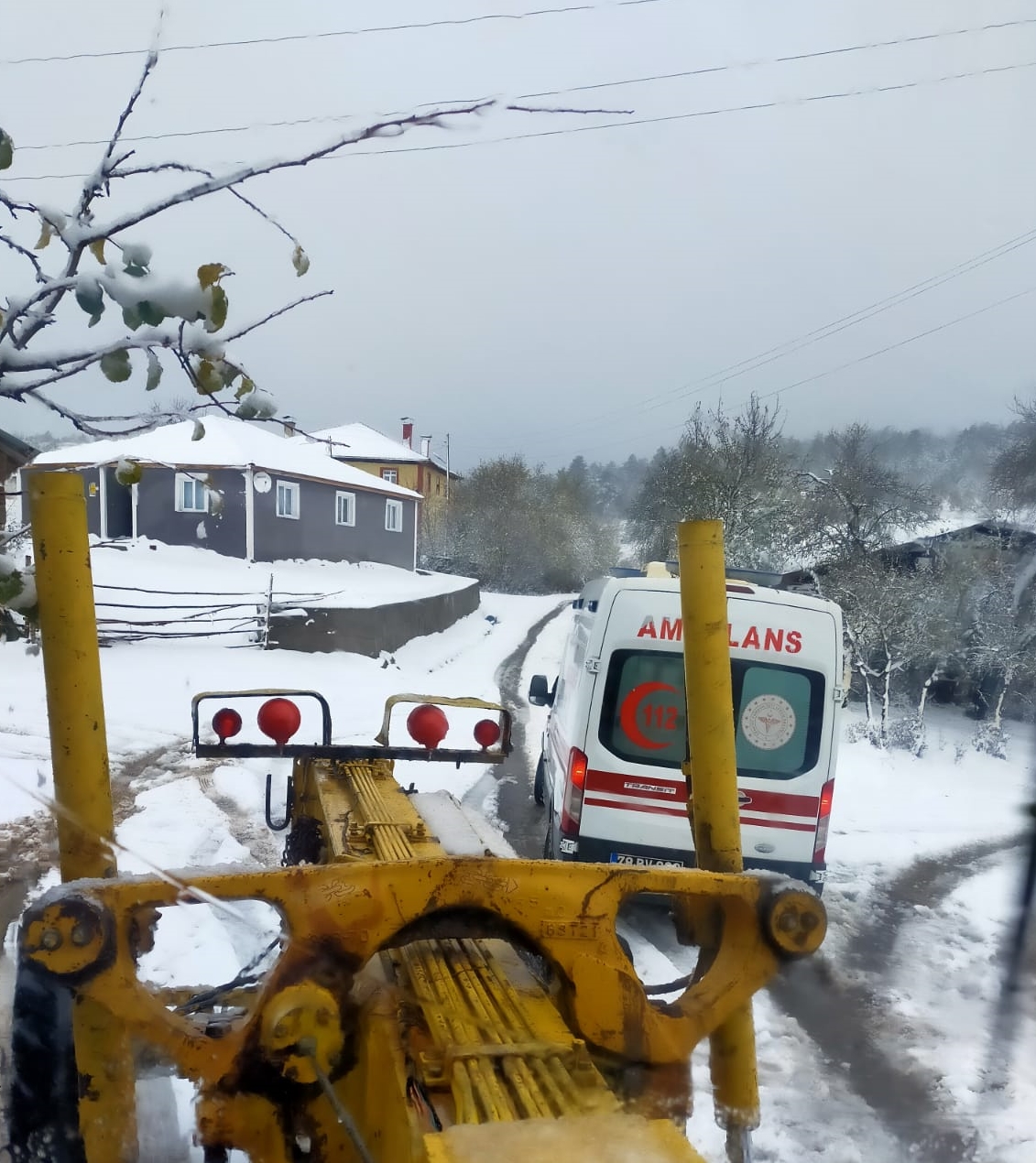 Karabük’te yolda mahsur kalan ambulansı karla mücadele ekipleri kurtardı