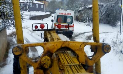 Karabük’te yolda mahsur kalan ambulansı karla mücadele ekipleri kurtardı