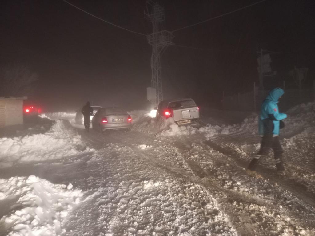 Karla mücadele ekipleri Kardüz Yaylası’nda mahsur kalanlar için seferber oldu