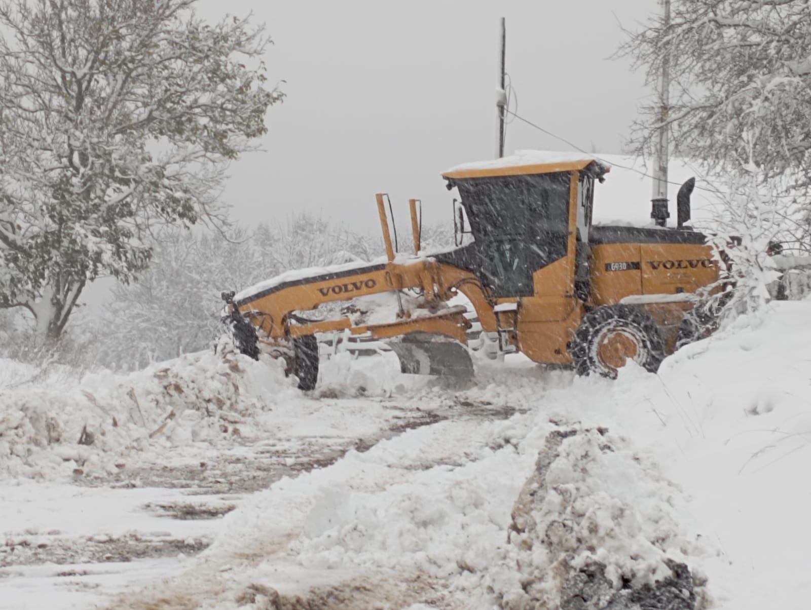 Kastamonu’da ekipler, yüksek kesimlerdeki yollarda kar temizleme çalışması yapıyor