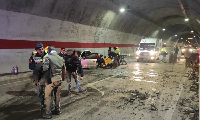 Rize’de Ovit Tüneli’ndeki trafik kazasında 3 kişi yaralandı