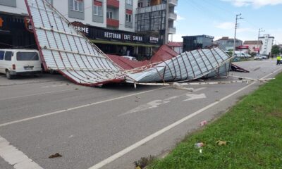 Samsun’da etkili olan şiddetli rüzgarda binanın çatısı uçtu