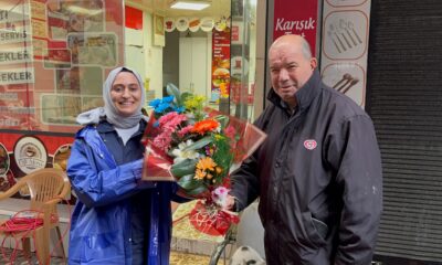 Sel ve fırtınadan etkilenen Karadeniz Ereğli’ye gelen AFAD gönüllüsü öğretmene “çiçekli” teşekkür