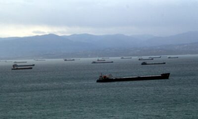 Sinop’ta yük gemileri fırtına nedeniyle doğal limana sığındı