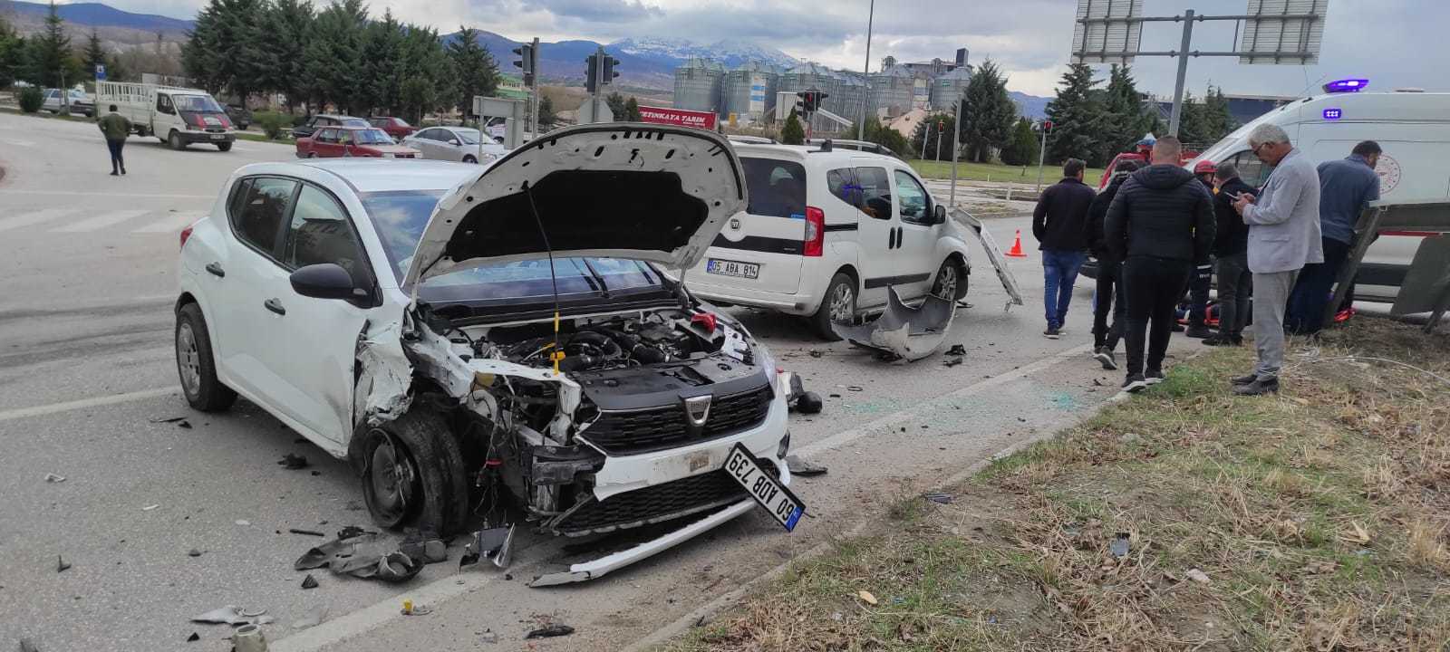 Suluova’da otomobil ile hafif ticari aracın çarpıştığı kazada 3 kişi yaralandı