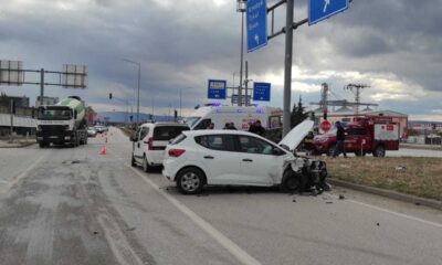 Suluova’da otomobil ile hafif ticari aracın çarpıştığı kazada 3 kişi yaralandı