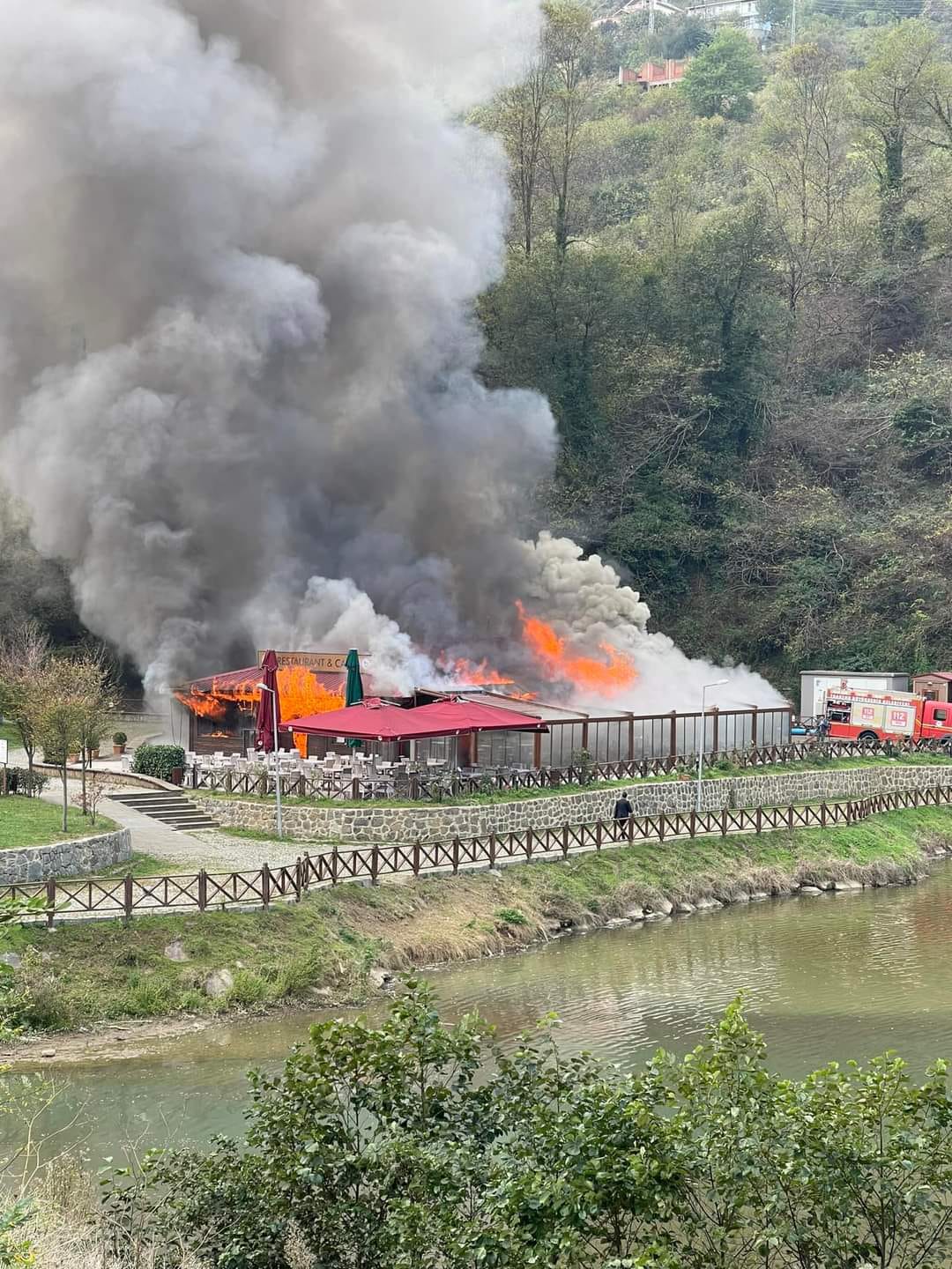 Trabzon’da Büyükşehir Belediyesine ait sosyal tesisteki restoran yandı
