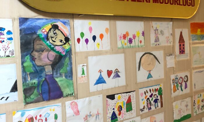 Travmaya maruz kalmış çocuklar Gazzeli çocukları için resim yaptı