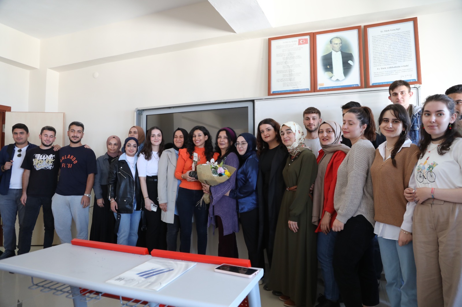 Üniversite öğrencilerinden Prof. Dr. Nazan Bekiroğlu’na ziyaret