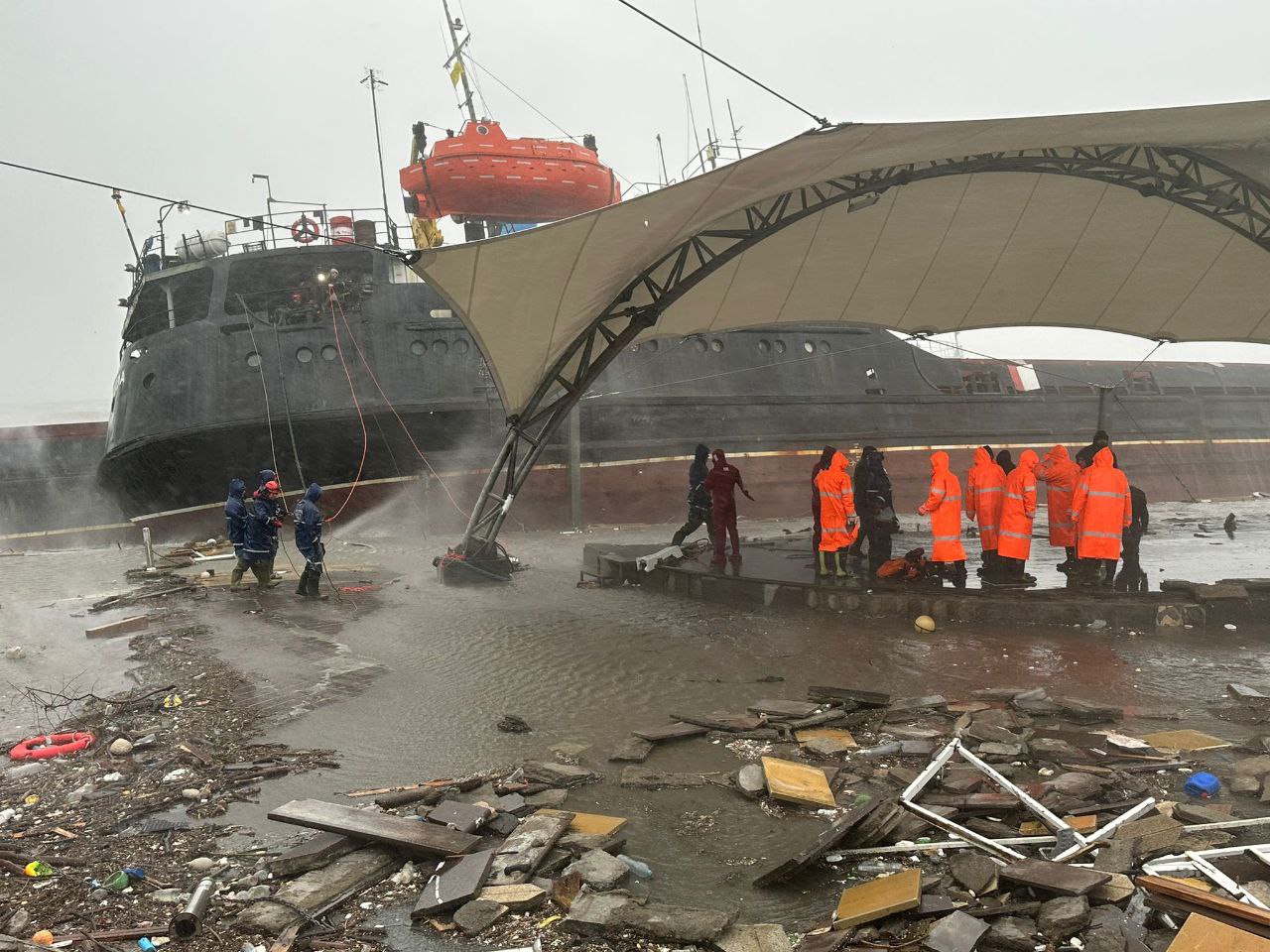Zonguldak’ta fırtına nedeniyle ikiye bölünen geminin personeli tahliye edildi