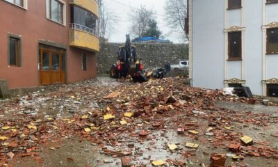 Zonguldak’ta fırtınada apartmandan düşen parçalar otomobili kullanılamaz hale getirdi