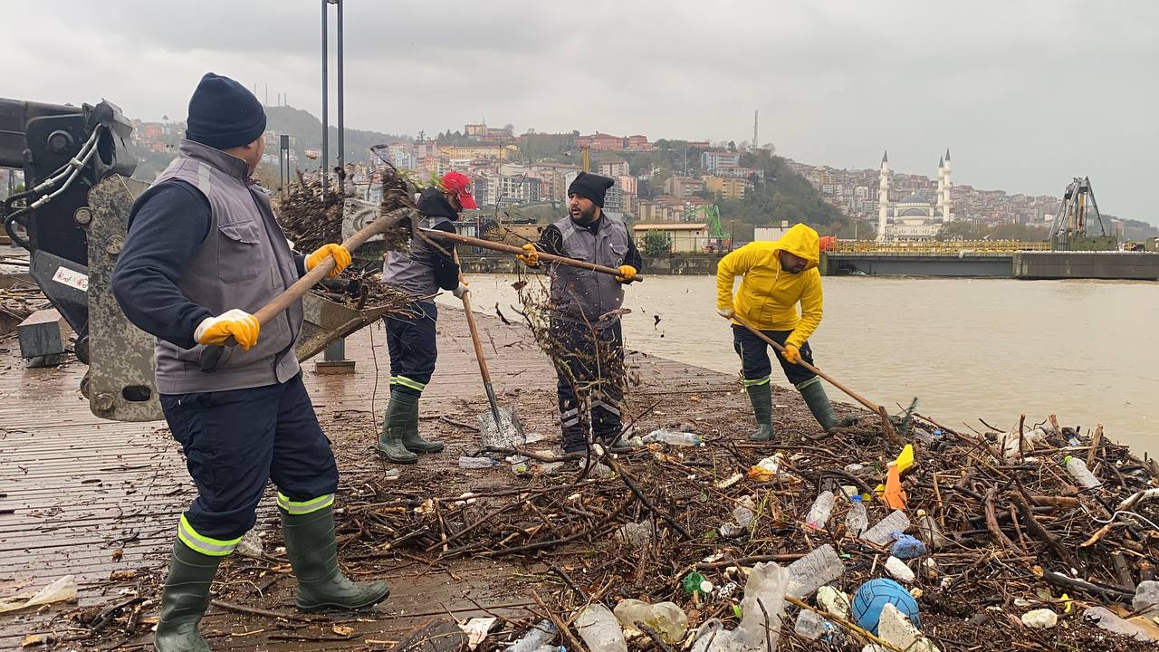Zonguldak’ta sağanak ve fırtınayla sürüklenen atıklar limanda kirlilik oluşturdu