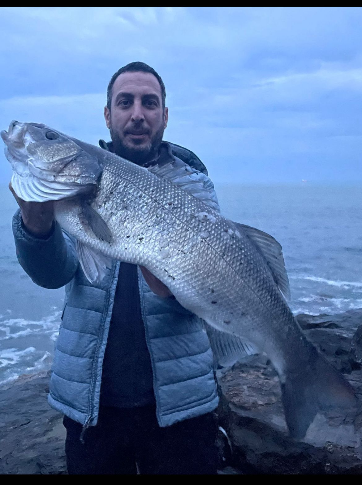 Akçakoca’da amatör balıkçı 8 kilogram ağırlığında levrek yakaladı