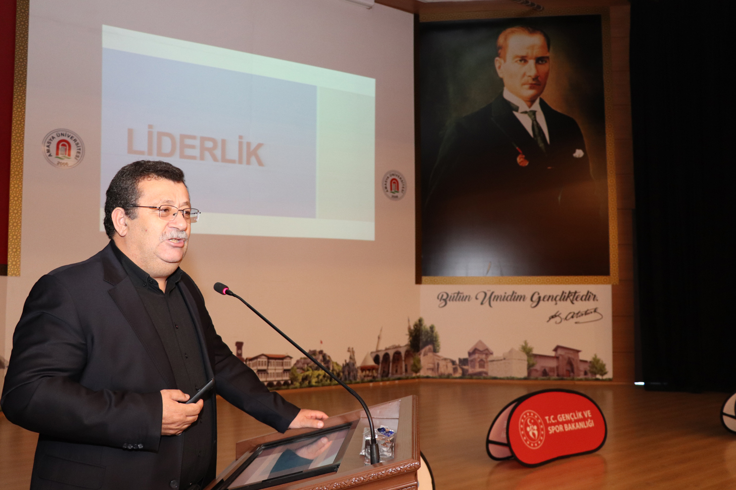Amasya Üniversitesinde “Ekip Çalışması ve Liderlik Eğitimi” konferansı