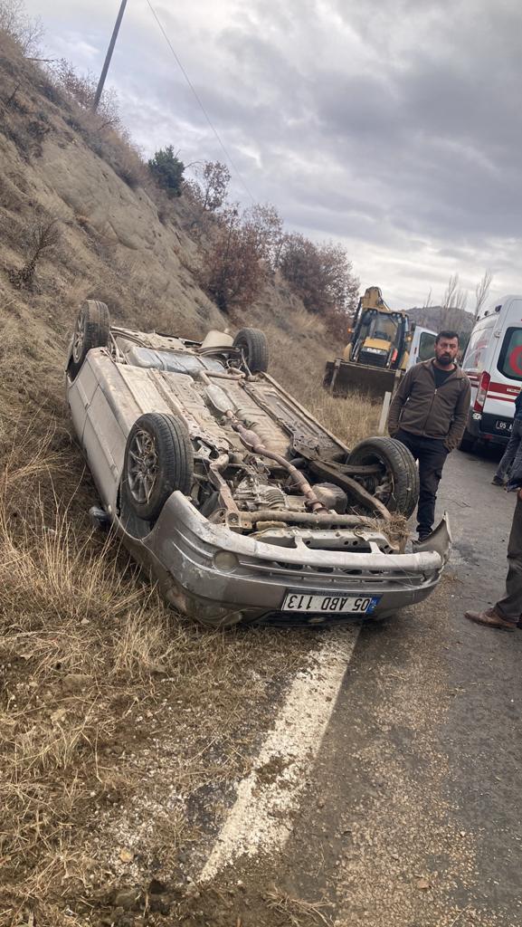 Amasya’da devrilen otomobildeki 2 kişi yaralandı