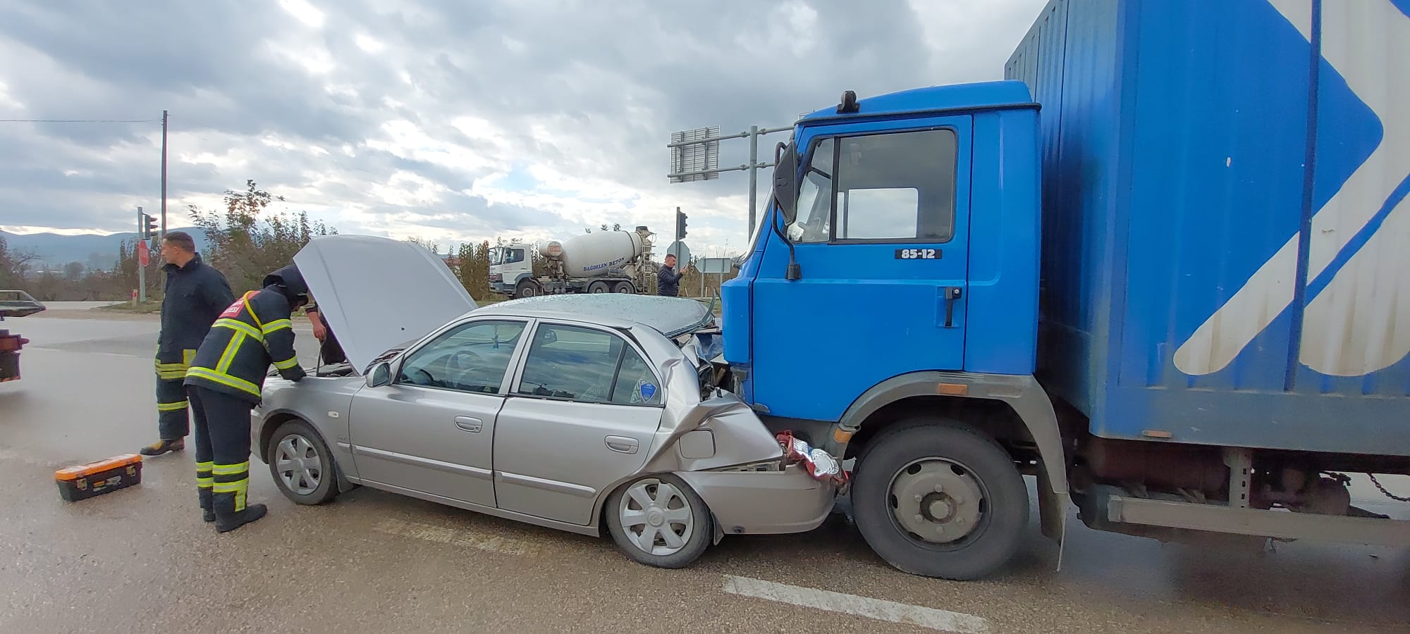 Amasya’da kamyonla çarpışan otomobilin sürücüsü yaralandı