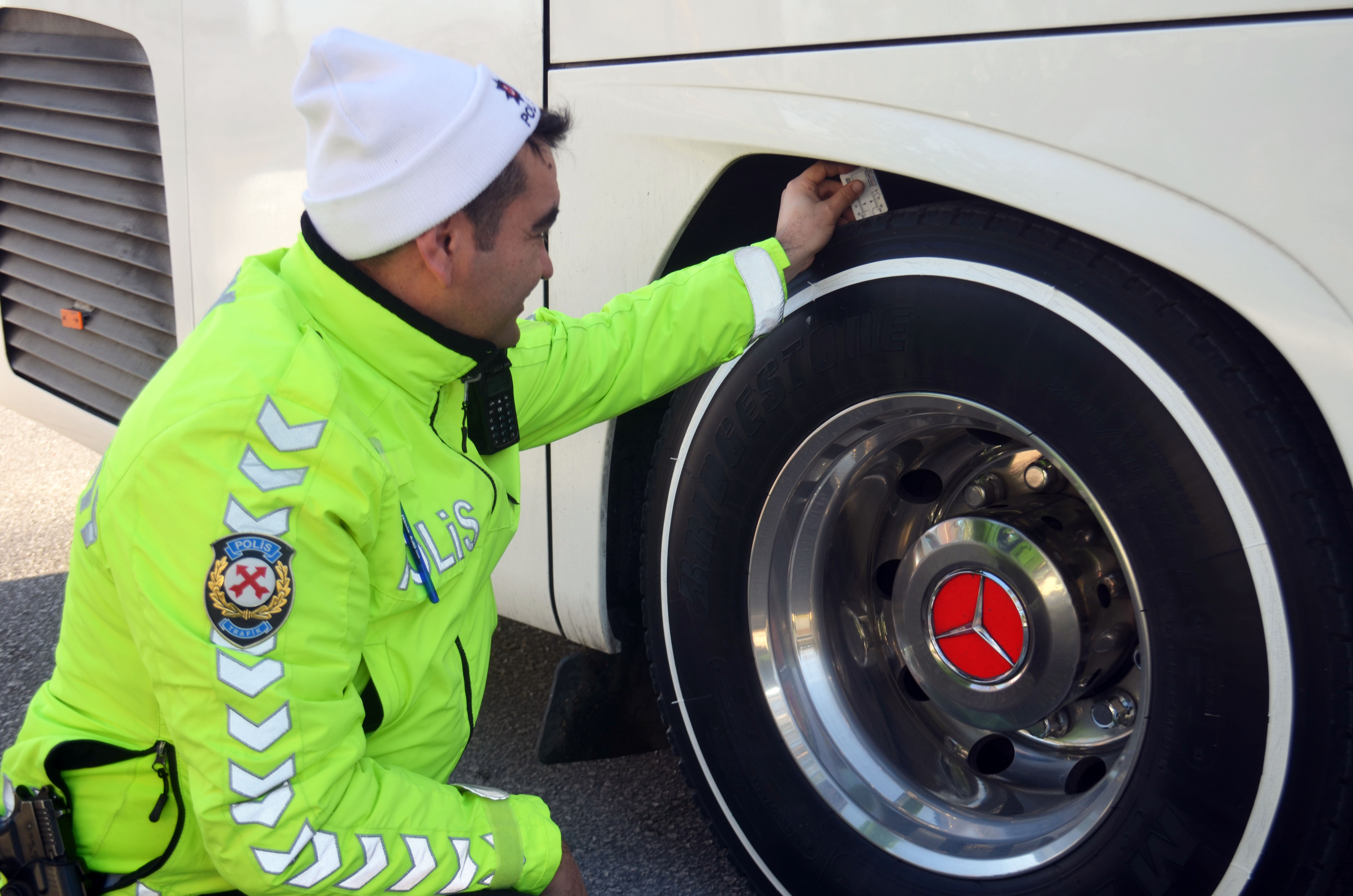 Amasya’da trafik ekipleri ticari araçlarda “zorunlu kış lastiği” denetimi yaptı