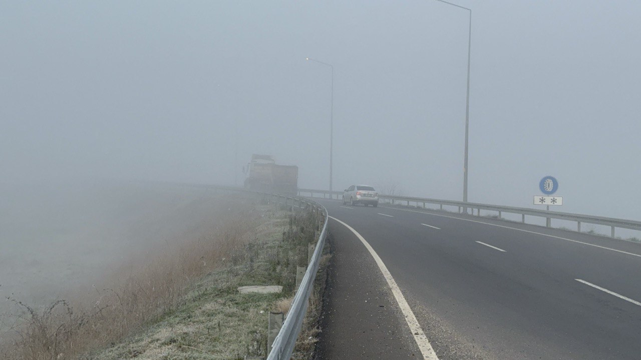 Anadolu Otoyolu’nda sis görüş mesafesini düşürdü