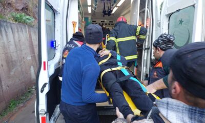 Artvin’de duvar ile sinyalizasyon direği arasında sıkışan otomobilin sürücüsü yaralandı