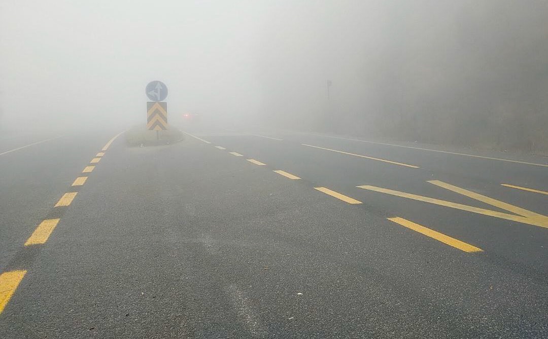 Bolu Dağı geçişinde etkili olan sis görüş mesafesini azalttı