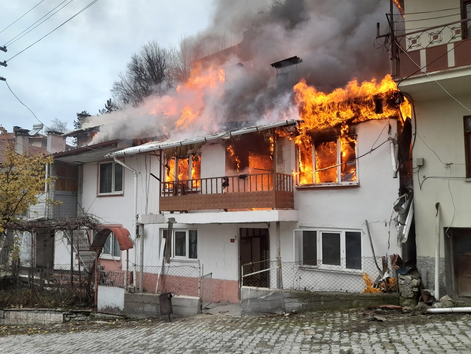 Bolu’da 2 katlı ahşap ev yandı
