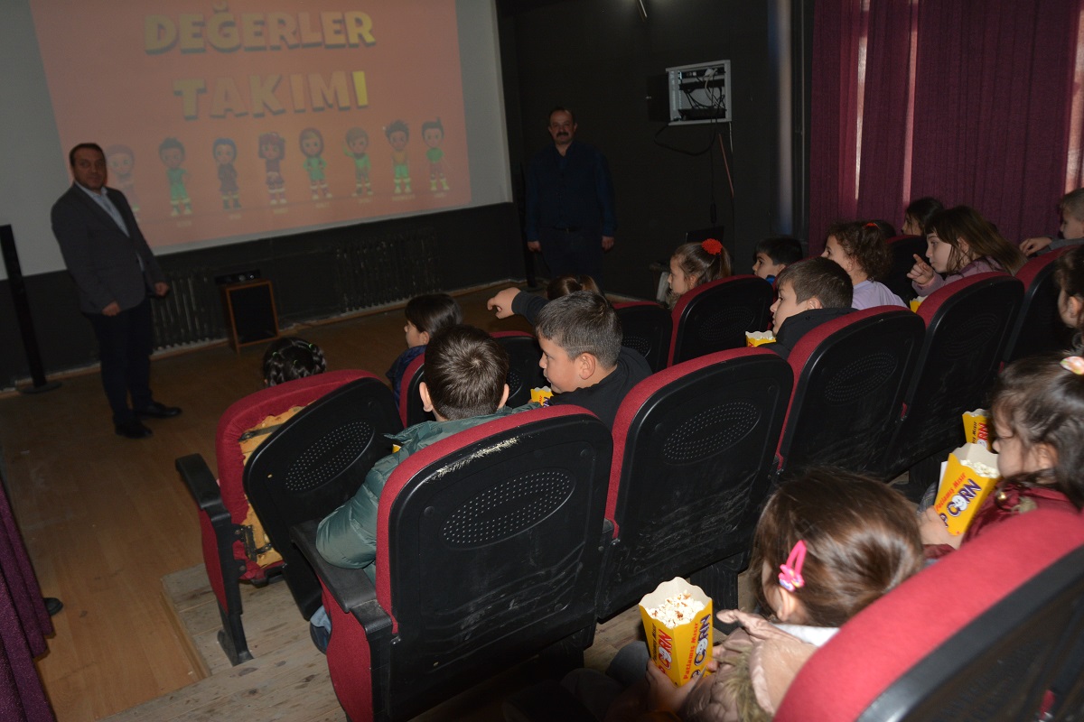 Çaykara’da öğrenciler cep sinemada film izledi