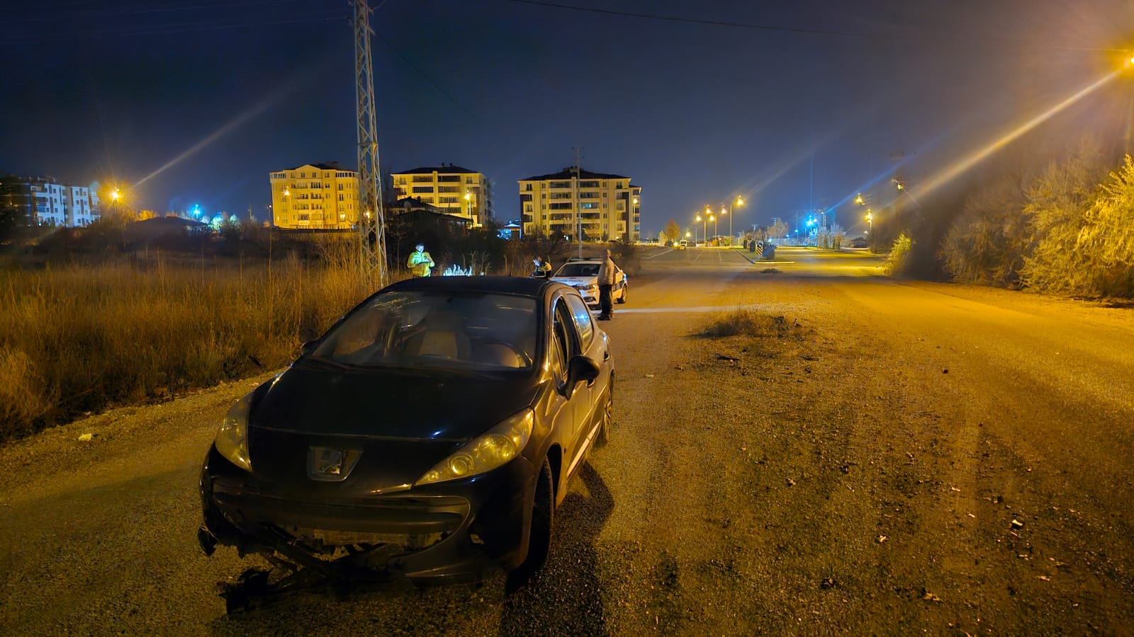 Çorum’da otomobil sökülen aydınlatma direğinin kalıntılarına çarptı 2 kişi yaralandı