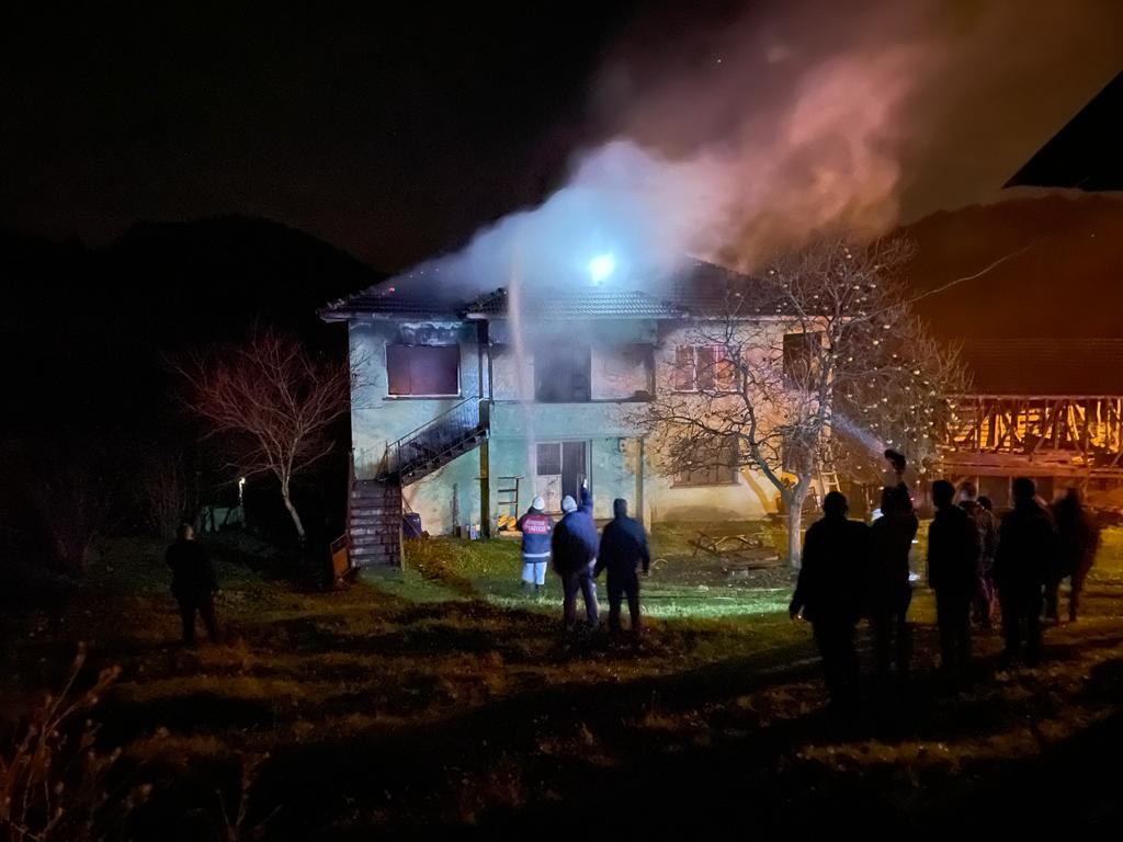 Düzce’de çıkan yangında iki katlı ev tamamen yandı