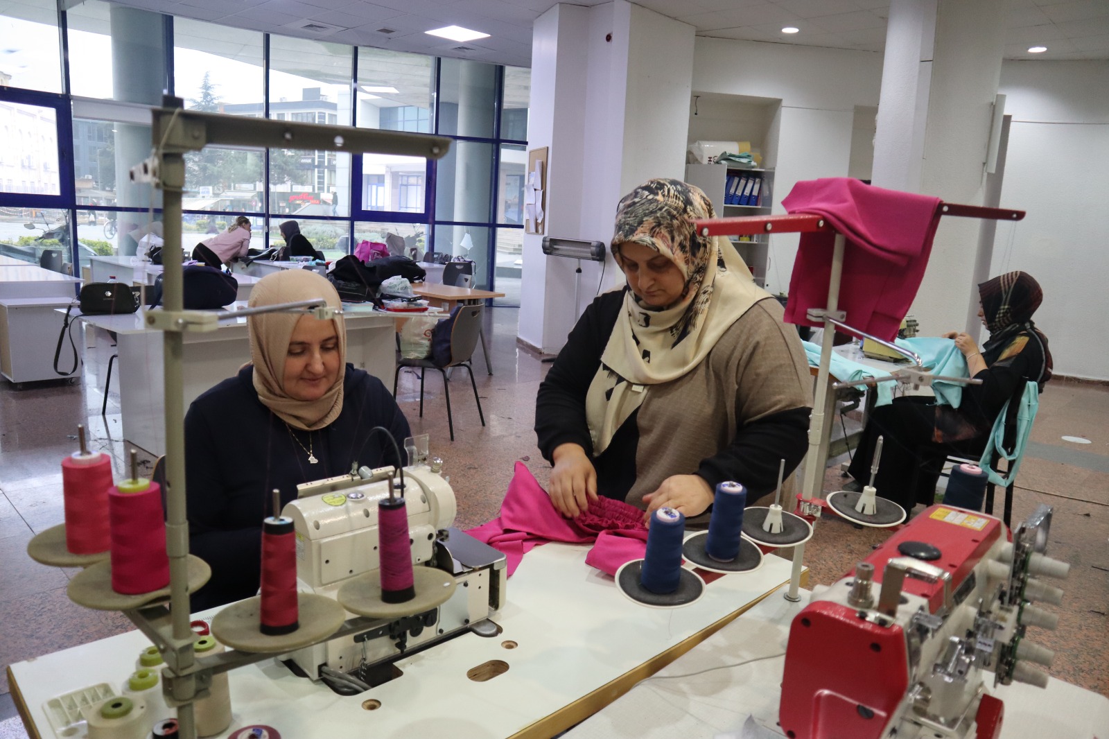 Düzce’de kursiyerler dikiş makinelerini Filistinli kadın ve çocuklar için çalıştırıyor