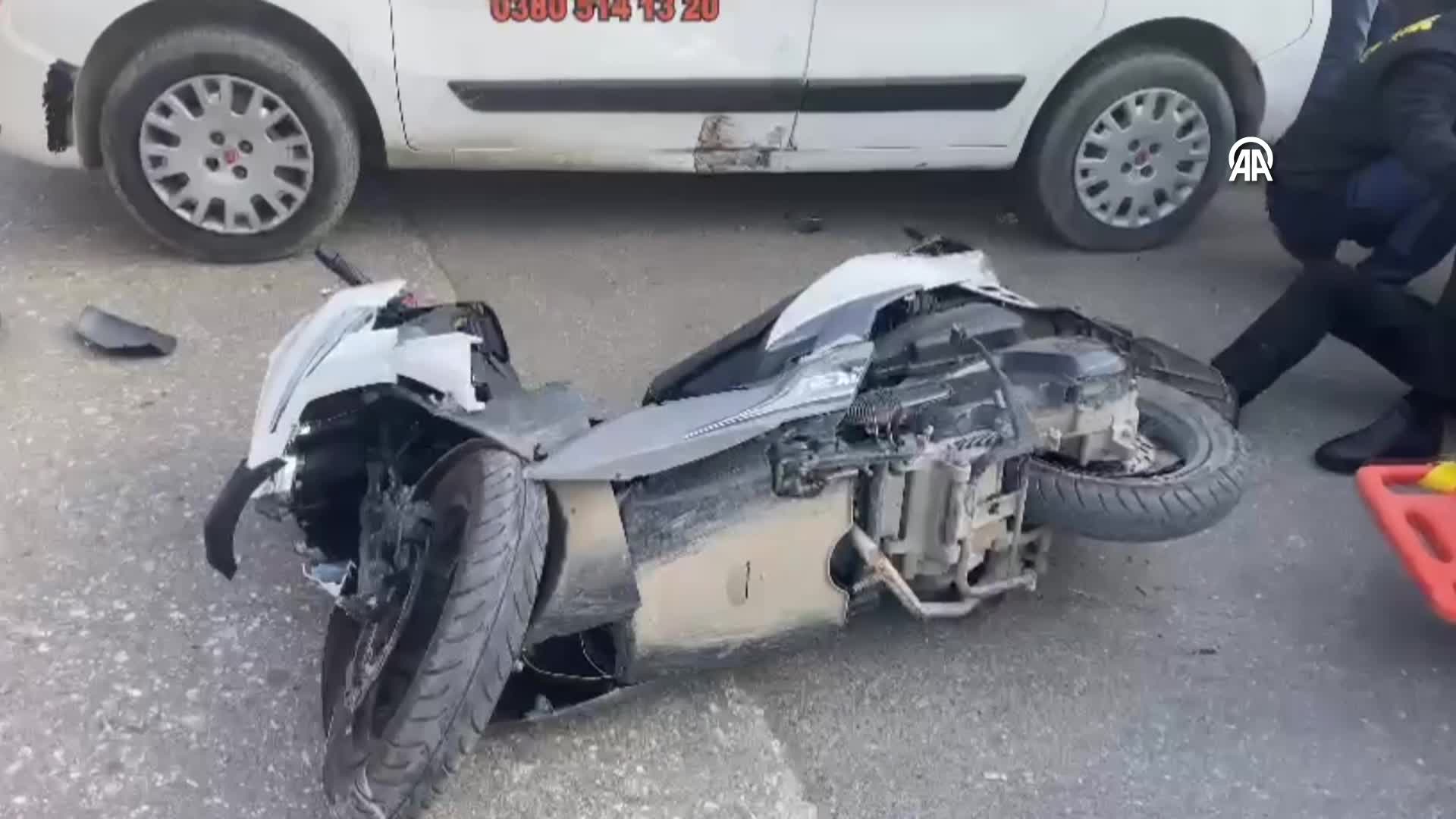 Düzce’de park halindeki otomobile çarpan motosikletin sürücüsü ağır yaralandı