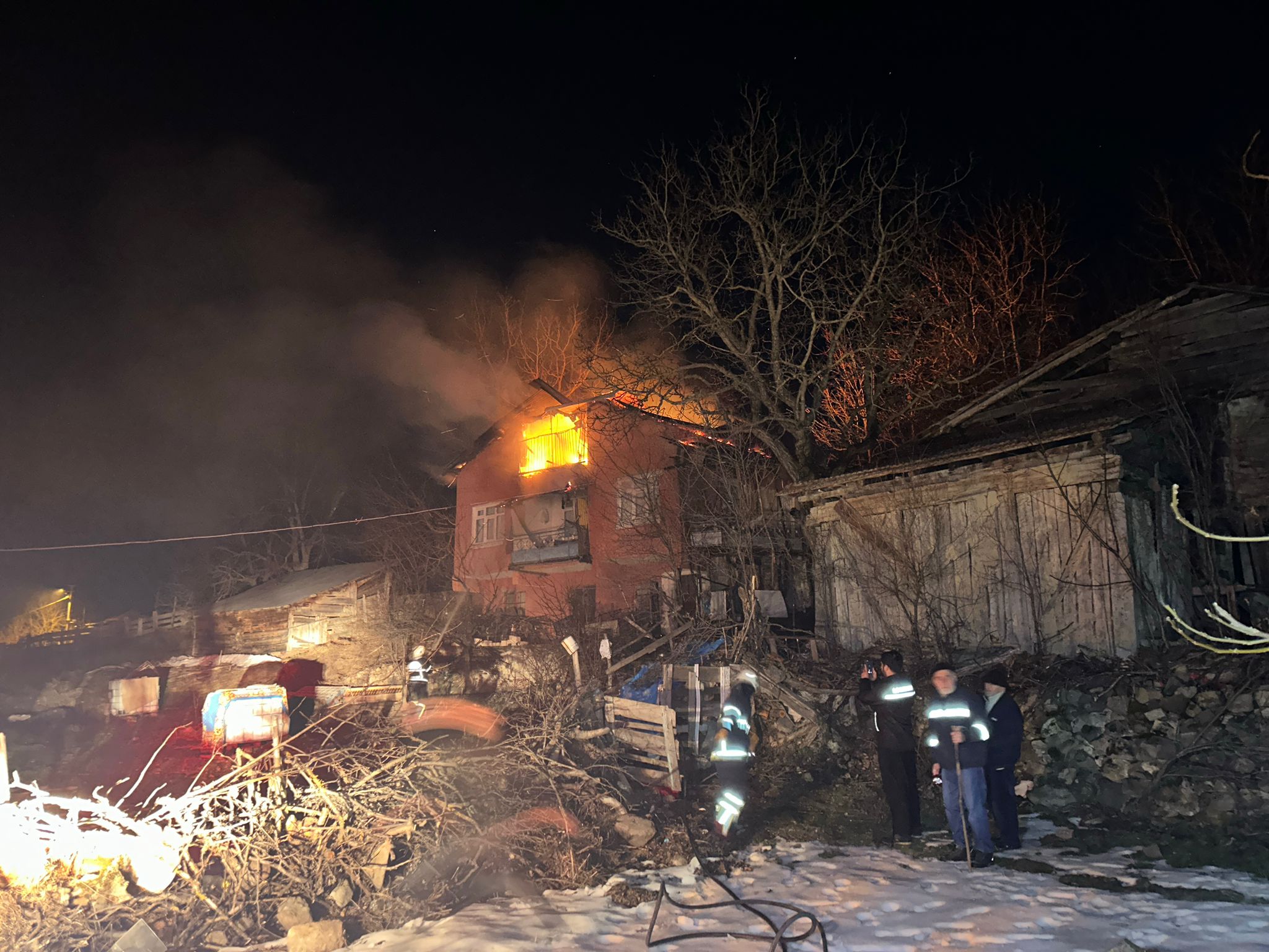 Gerede’de 3 katlı evde çıkan yangın söndürüldü