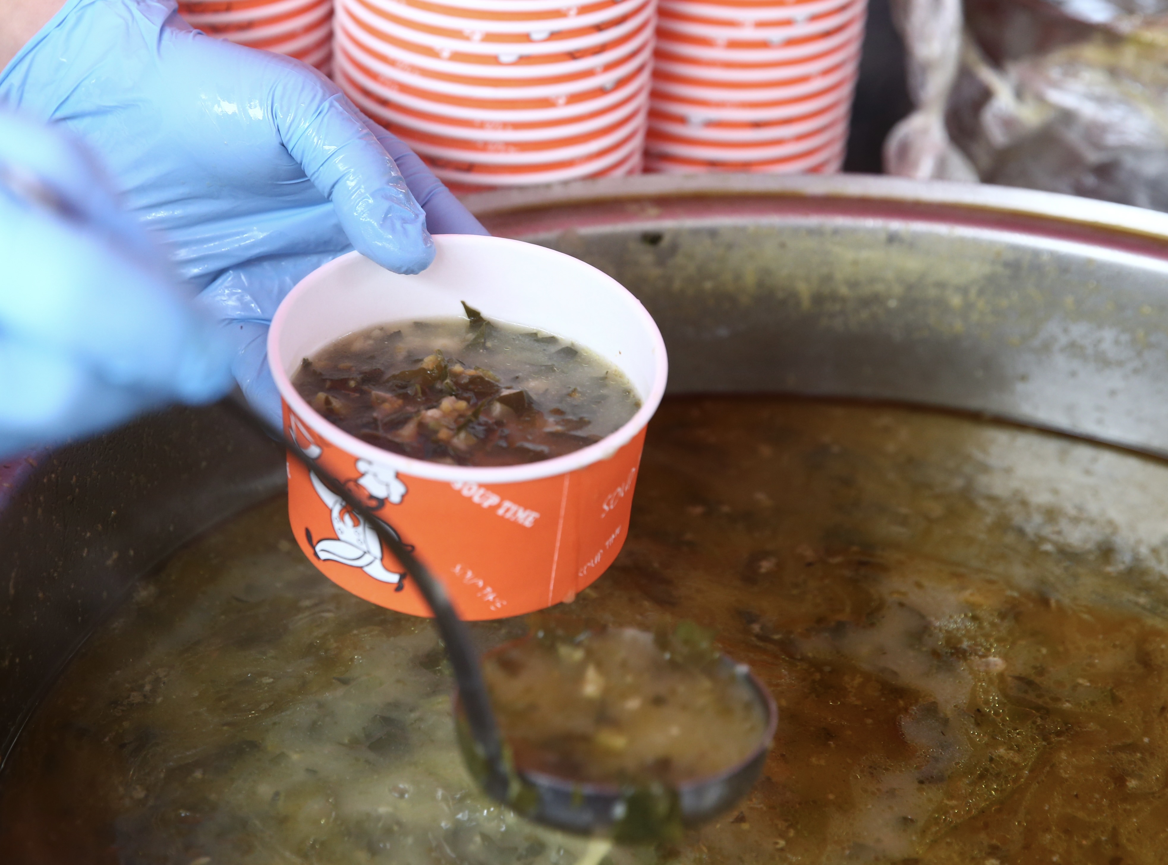 Giresun’da vatandaşlara karalahana çorbası ikram edildi