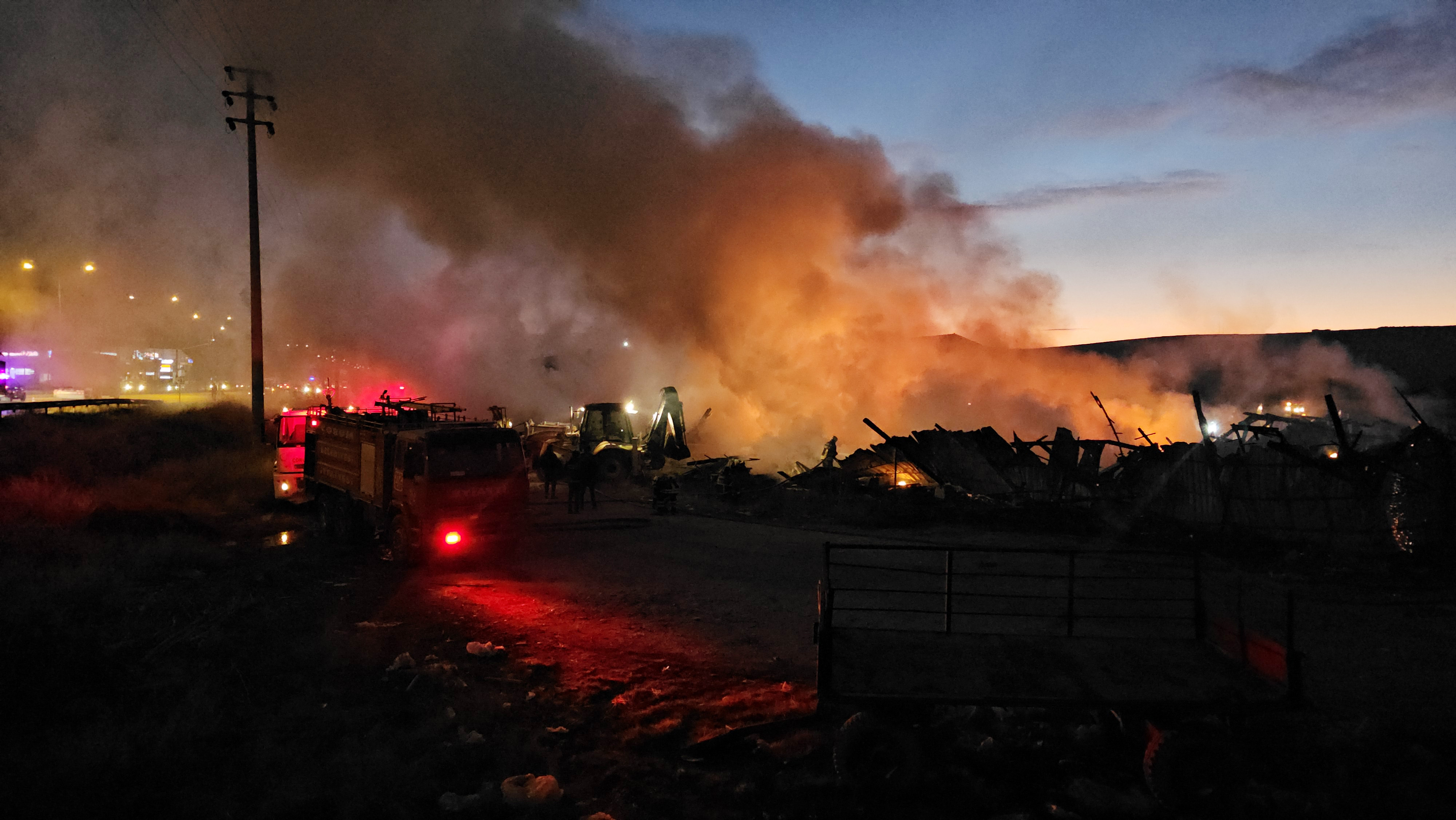 GÜNCELLEME – Çorum’da geri dönüşüm tesisinde çıkan yangın söndürüldü