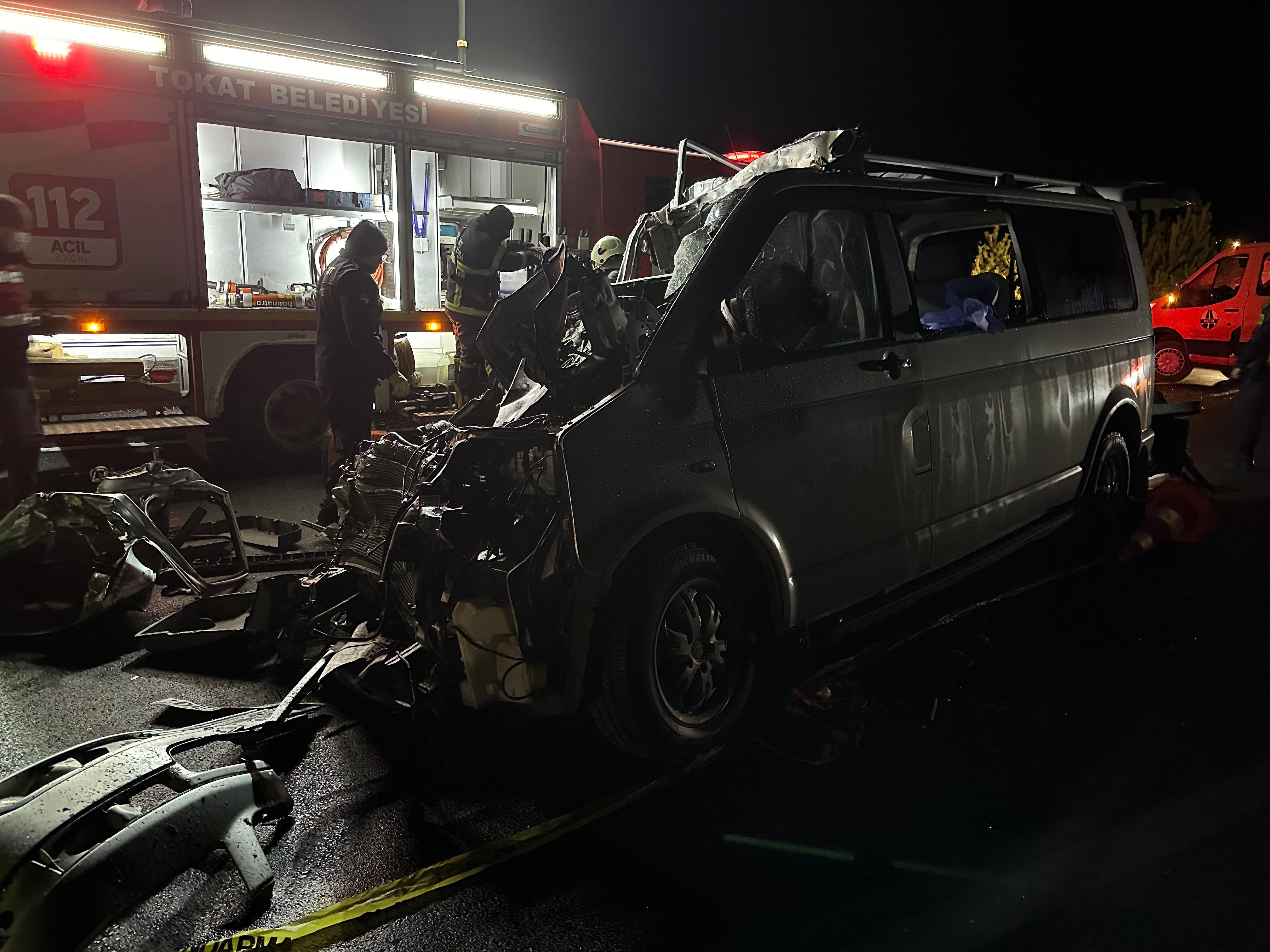 GÜNCELLEME – Tokat’ta kamyona arkadan çarpan minibüsteki 5 kişi öldü