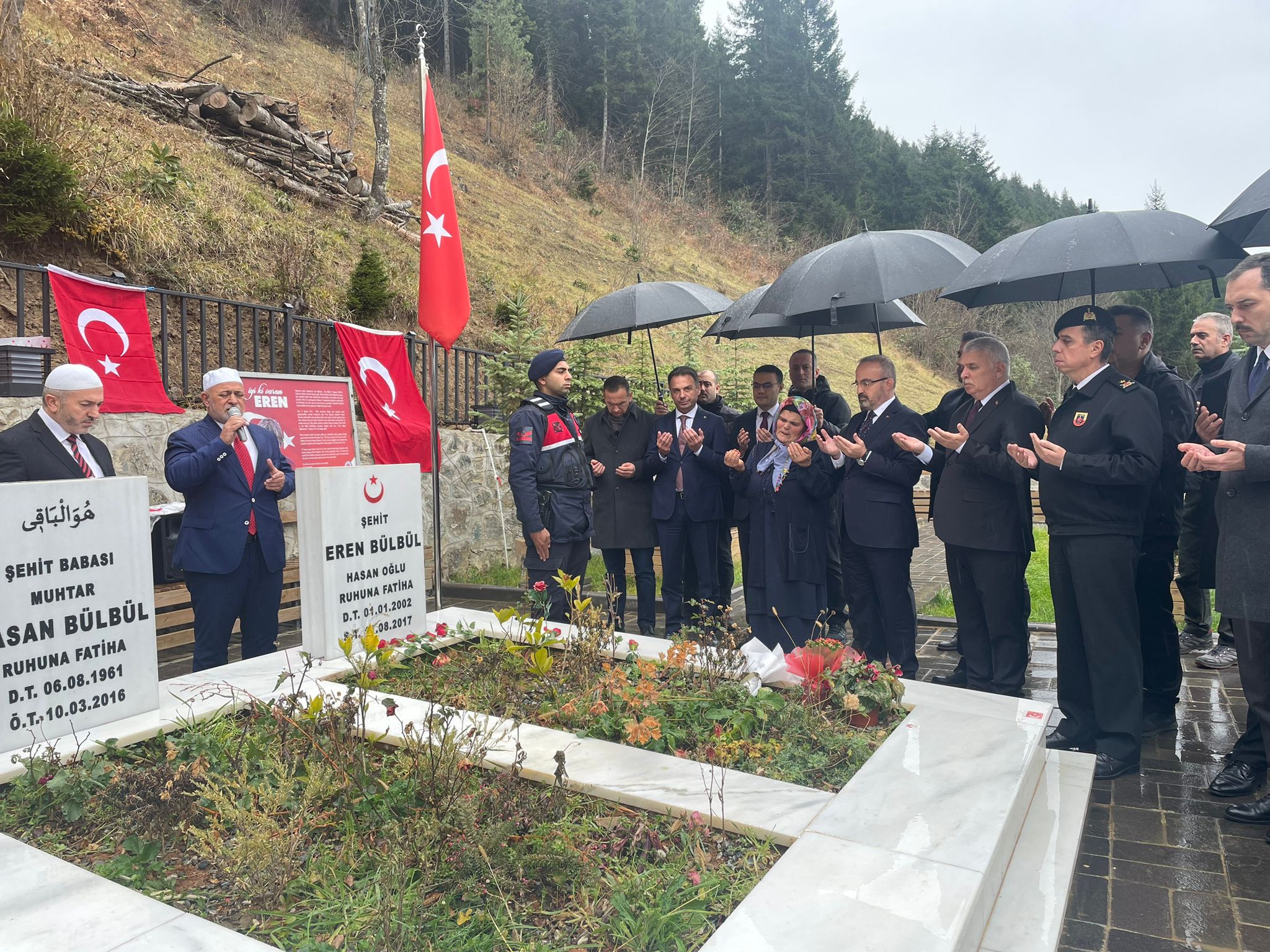 İçişleri Bakan Yardımcısı Bülent Turan, şehit Eren Bülbül’ün kabrini ziyaret etti:
