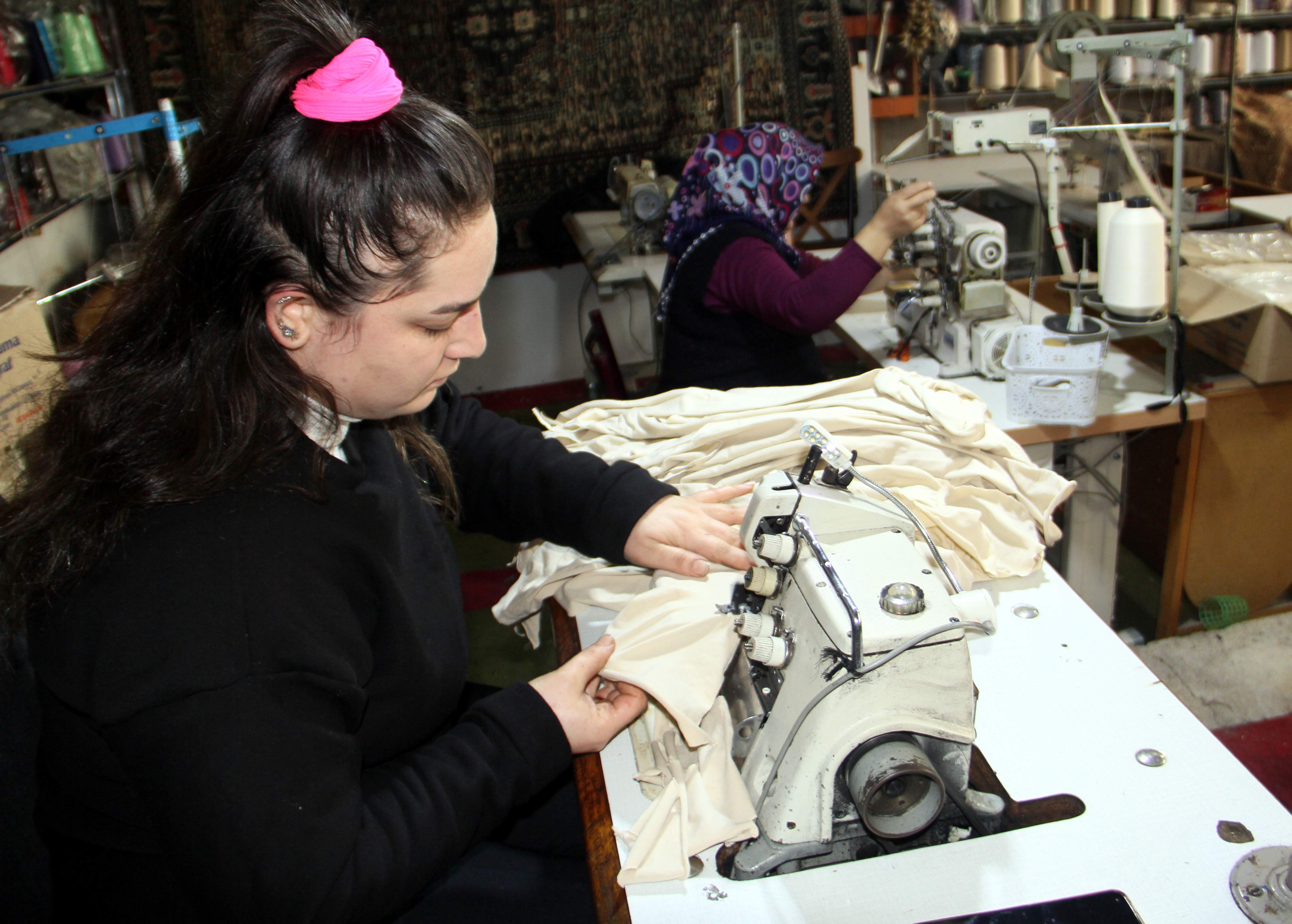 İstanbul’dan köye taşıdıkları atölyede kadınlara da iş imkanı sağlıyorlar