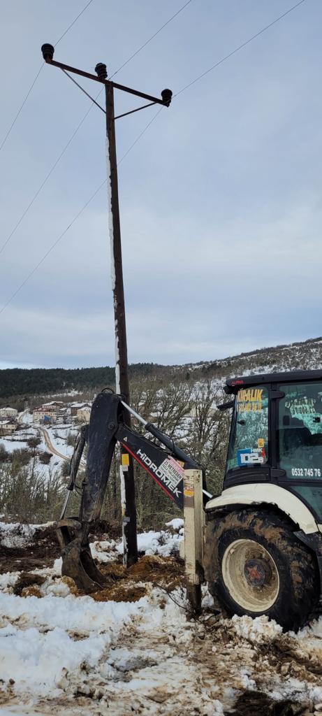 Karabük’te fırtınada direklerin devrilmesi nedeniyle 18 köye elektrik verilemiyor