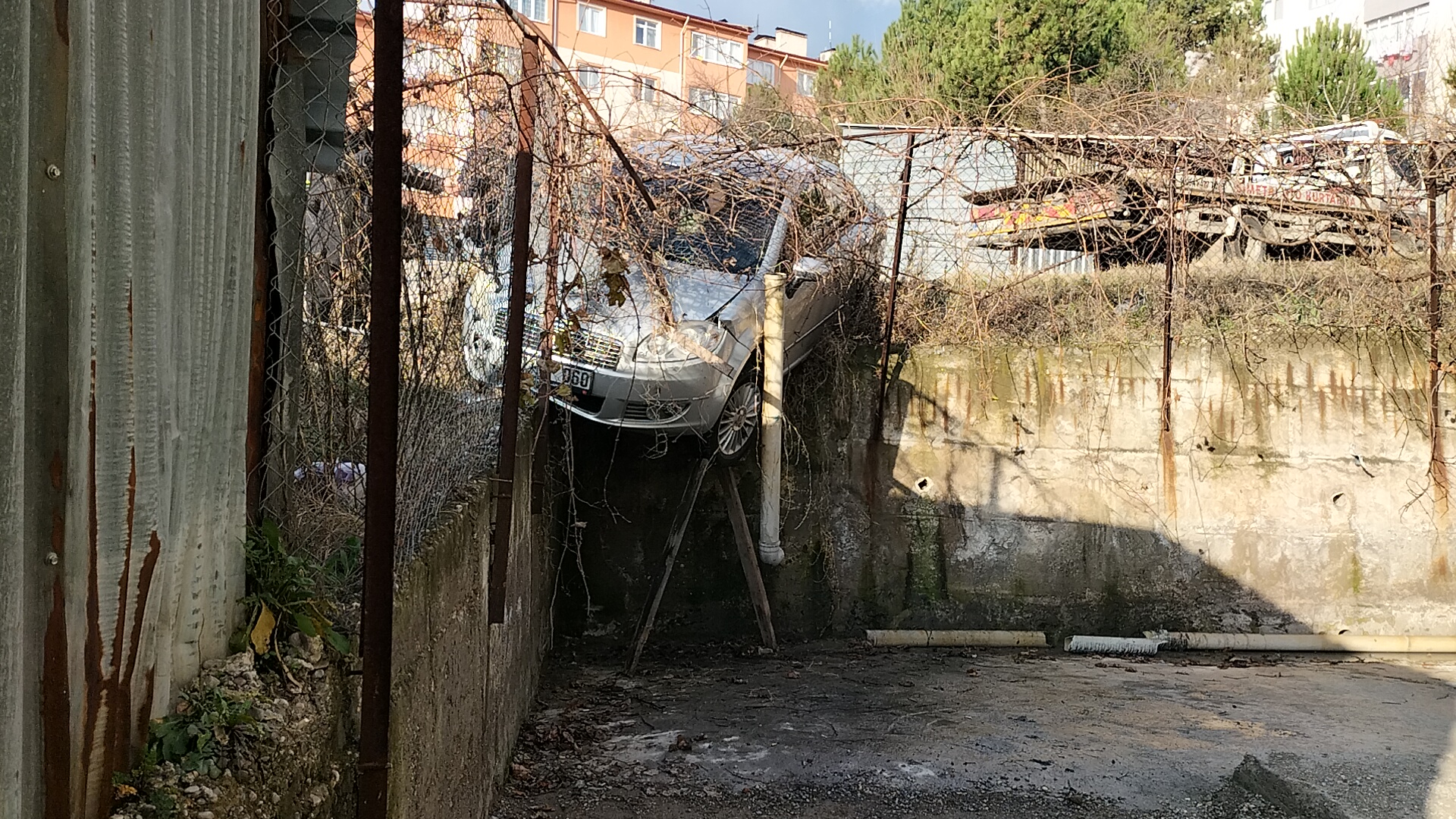 Karabük’te istinat duvarında asılı kalan otomobilin sürücüsü yaralandı