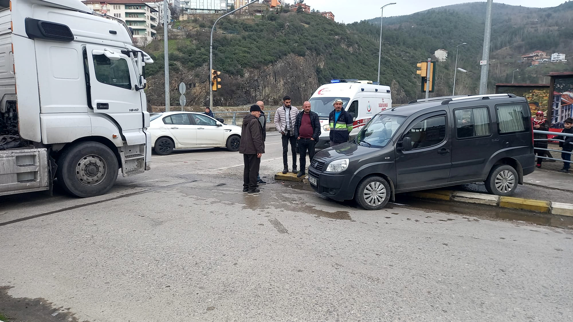 Karabük’te tırla çarpışan hafif ticari araçtaki 2 kişi yaralandı
