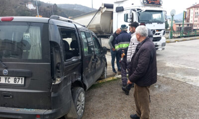 Karabük’te tırla çarpışan hafif ticari araçtaki 2 kişi yaralandı