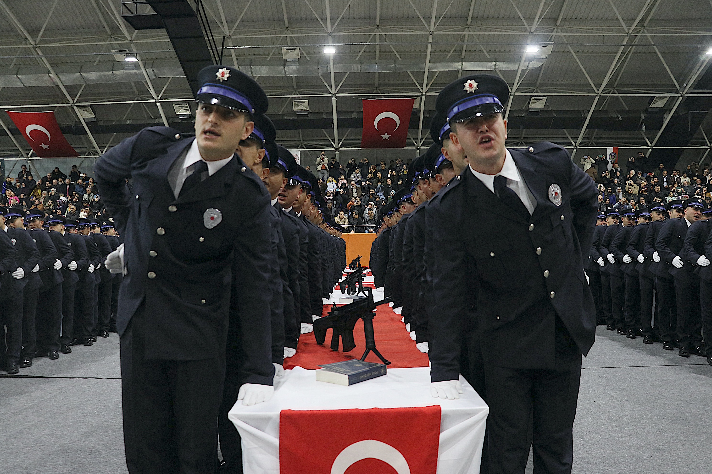 Karadeniz’de 3 ilde eğitimini tamamlayan 1212 polis adayı yemin etti