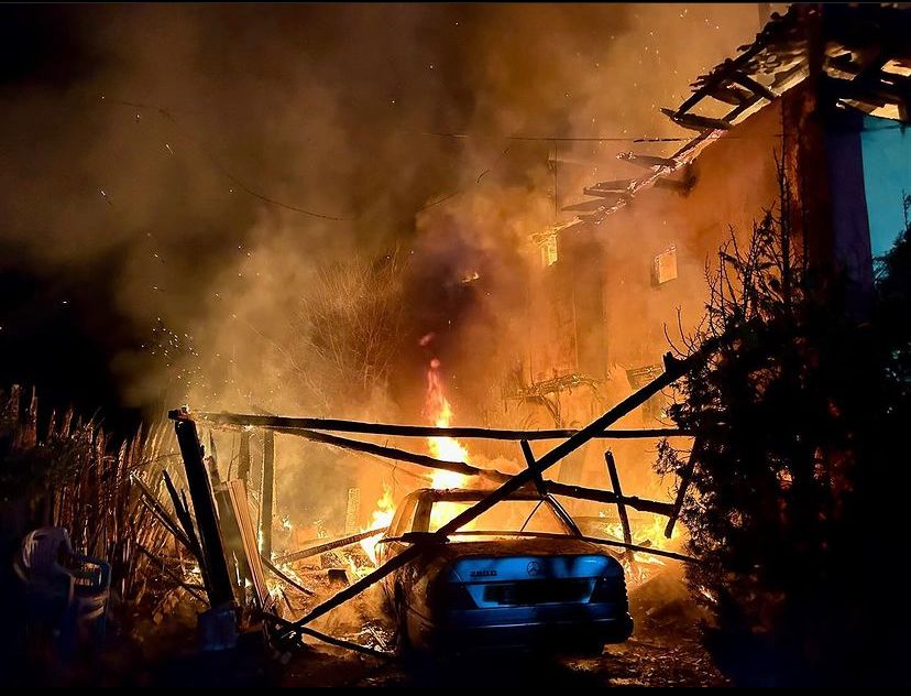 Kastamonu’da çıkan yangında 2 katlı ev ile otomobil zarar gördü